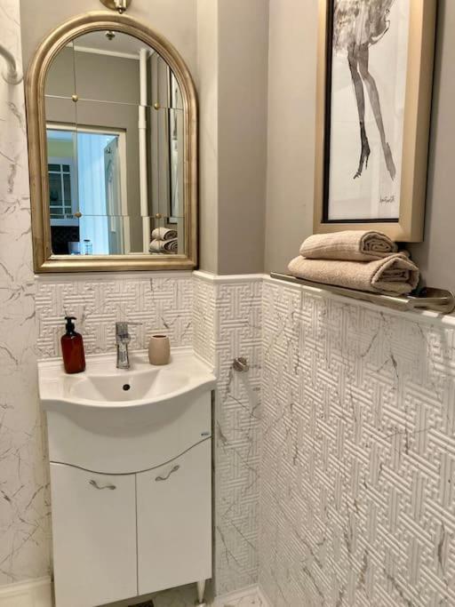 Downtown Studio - Ultra Central With Park View بوخارست المظهر الخارجي الصورة